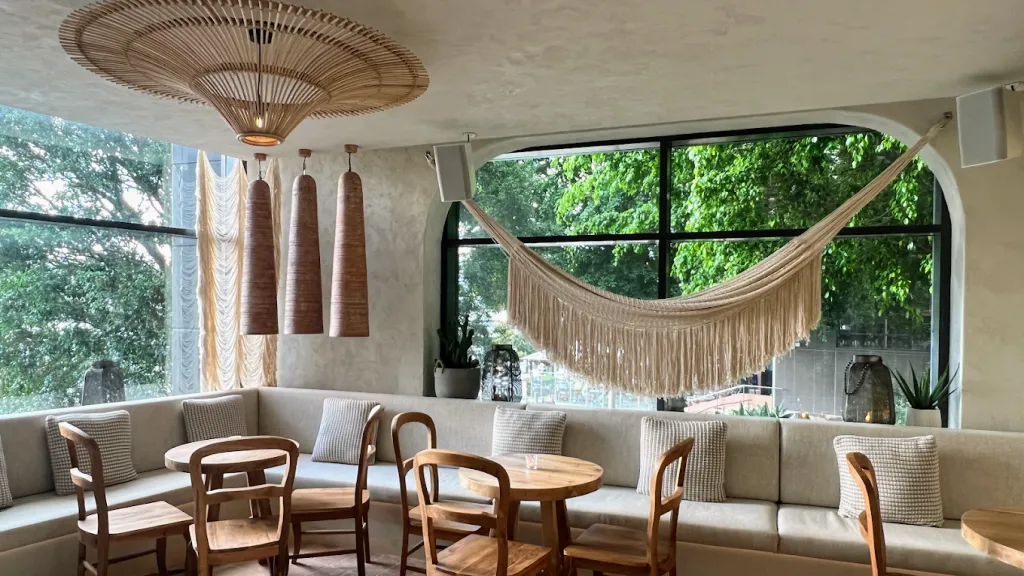 Alegre Bar & Dining image 2