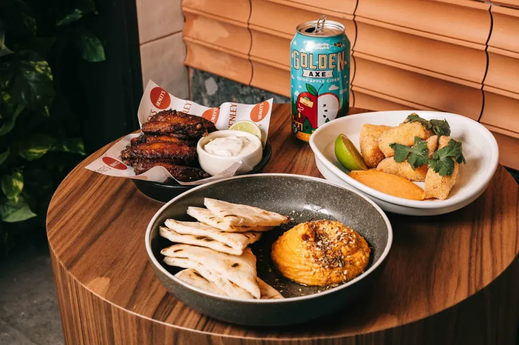 Henley's Bar & Kitchen image 3