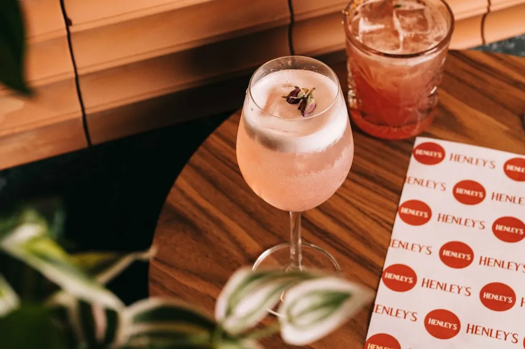 Henley's Bar & Kitchen image 4